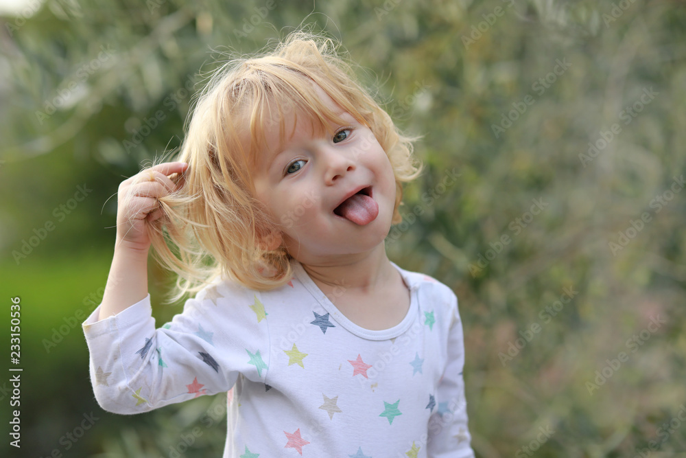 Petit bébé garçon blond tire la langue Petit bébé garçon blond tire la langue