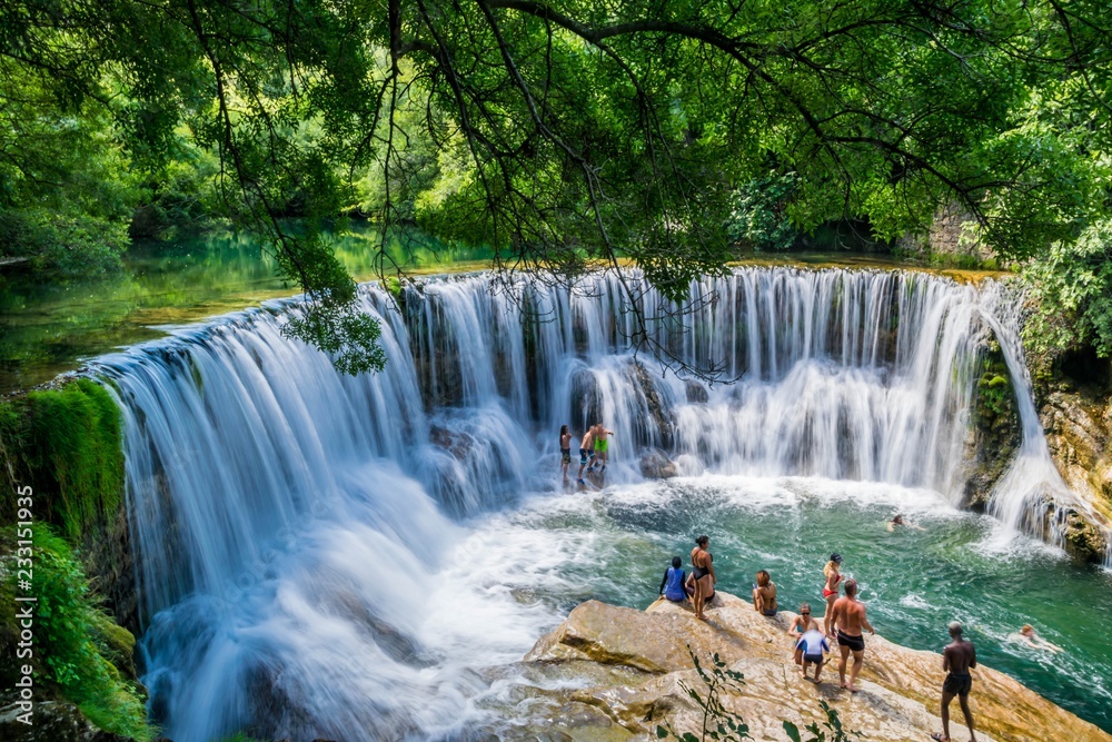 Cascade sur la vis. Stock Photo | Adobe Stock