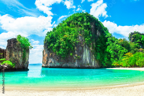 Beautiful tropical island in Thailand. Holiday and Vacation conc © Andrii Vergeles