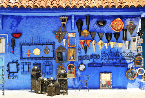 Gift shop in Chefchaouen, Marocco. Colorful moroccan handmade souvenirs © Andrii Vergeles
