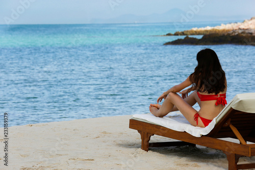 just sit and look at the sea on vacation day © Praiwan Wasanruk