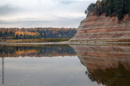 Fototapeta Naklejka Na Ścianę i Meble -  autumn forest on the banks of the river