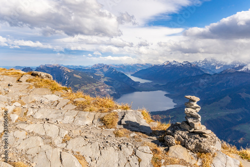 Steinmännchen / Steintürmchen auf dem Berg Niesen mit Blick auf dem Thunersee und den Brienzersee – Berner Oberland, Schweiz