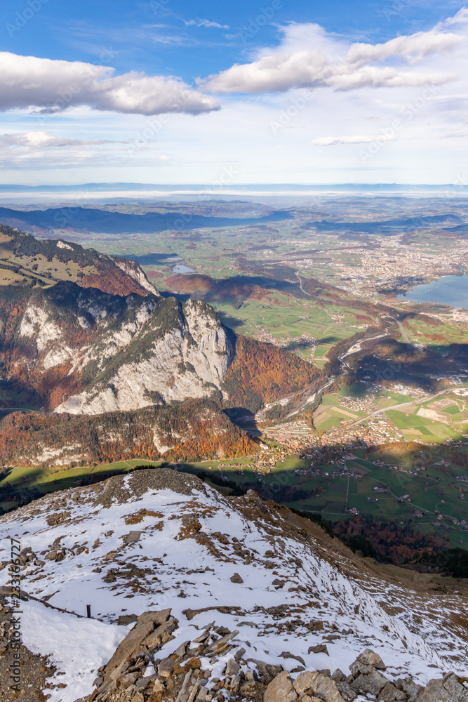 Obraz premium Blick auf die Schweizer Alpen und den Thunersee – Berner Oberland, Schweiz