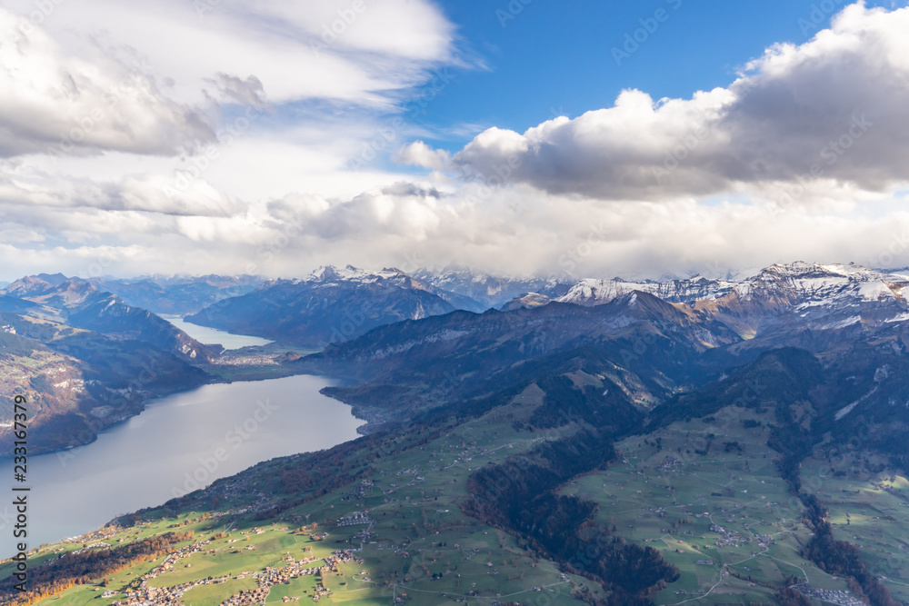 Blick vom Berg Niesen mit Blick auf dem Thunersee und den Brienzersee – Berner Oberland, Schweiz