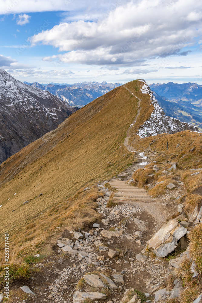 Wanderweg auf dem Berg Niesen mit Blick auf die Schweizer Alpen – Berner Oberland, Schweiz Wanderweg auf dem Berg Niesen mit Blick auf die Schweizer Alpen – Berner Oberland, Schweiz