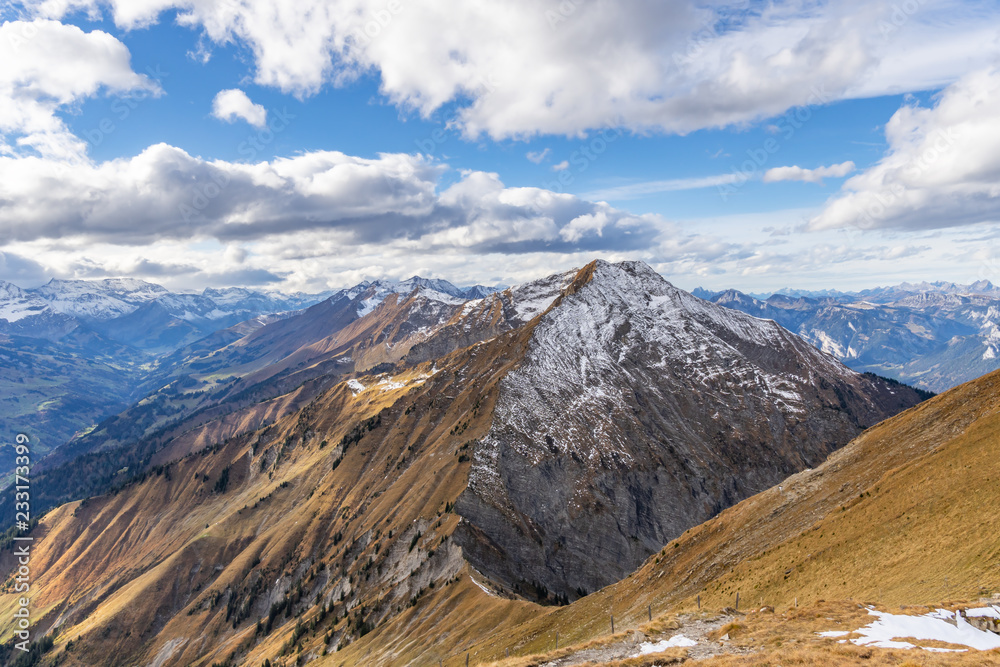 Wanderweg auf dem Berg Niesen mit Blick auf die Schweizer Alpen – Berner Oberland, Schweiz