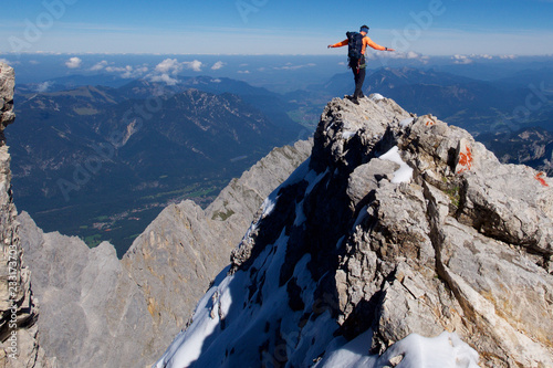 Tableau sur toile Mann klettert hoch oben am Grat, Jubiläumsgrat Alpen