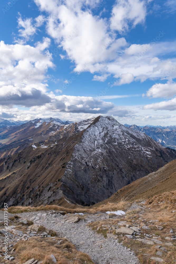 Obraz premium Wanderweg auf dem Berg Niesen mit Blick auf die Schweizer Alpen – Berner Oberland, Schweiz