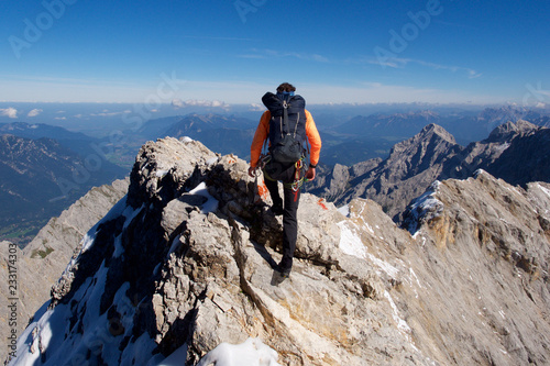 Mann klettert hoch oben am Grat, Jubiläumsgrat Alpen