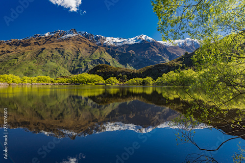 Fototapeta Naklejka Na Ścianę i Meble -  Diamond Lake in the Mt Aspiring National Park near Wanaka, New Zealand, Rocky Mountain