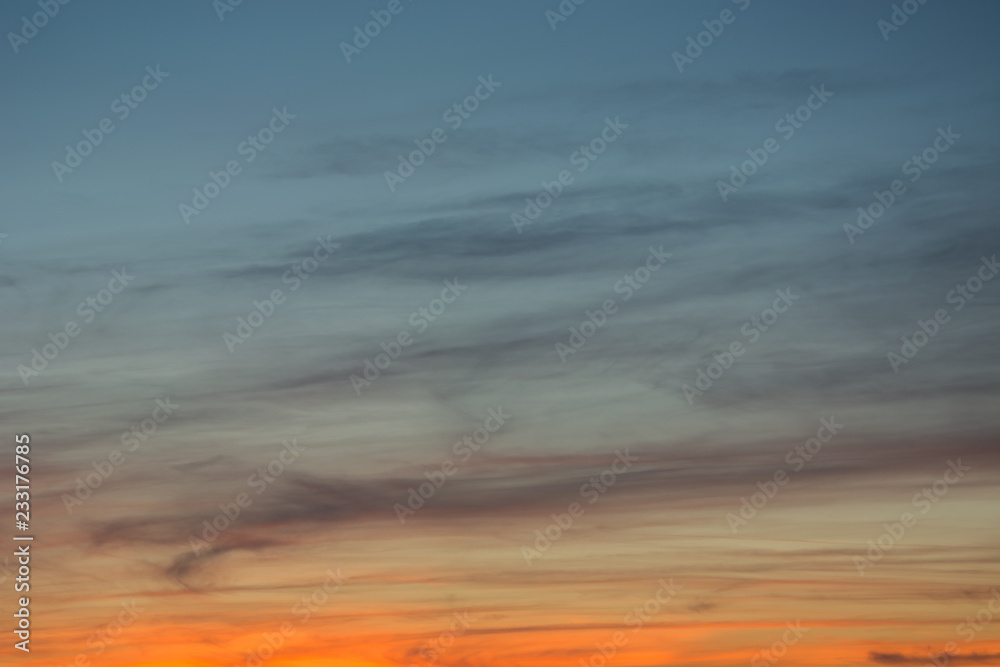 Obraz premium Dispersed clouds after sunset