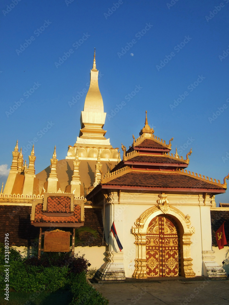 Fototapeta premium Pha That Luang temple in Vientiane , Laos