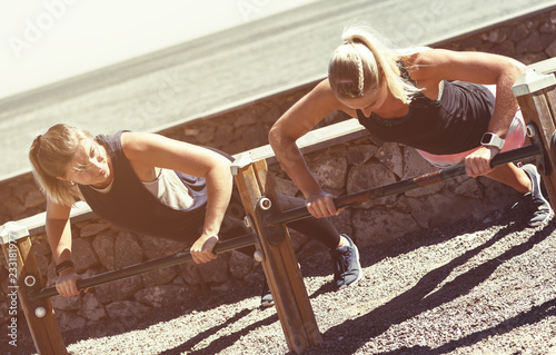 Zwei junge Frauen beim gemeinsamen Workout photo