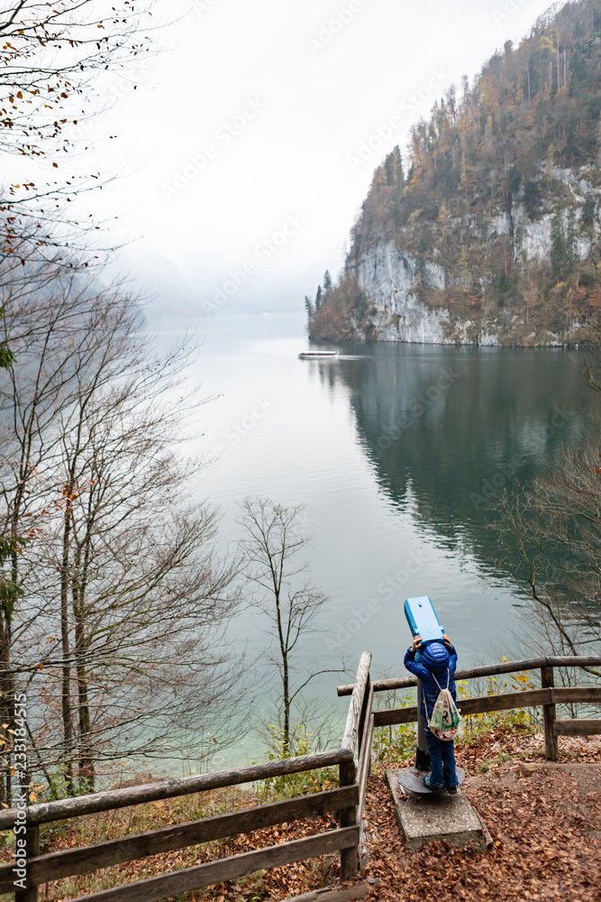 Obraz premium Kind schaut mit Fernrohr über den Königsee