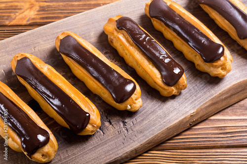 Obraz na plátne French dessert eclair with chocolate .