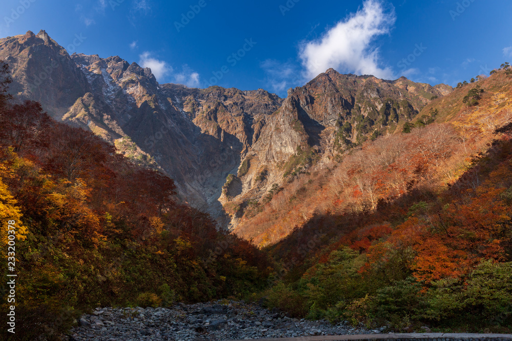 Fototapeta premium 一の倉沢から紅葉の谷川岳