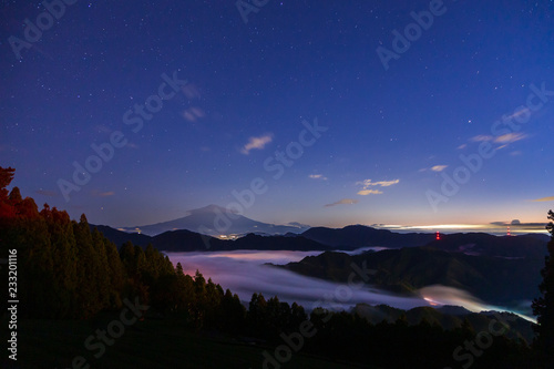 静岡市吉原星空の富士山と雲海