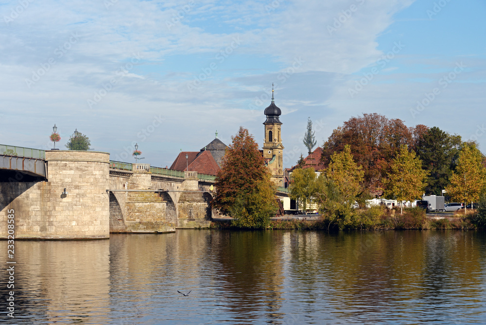 alte Mainbrücke und Kreuzkapelle in Kitzingen