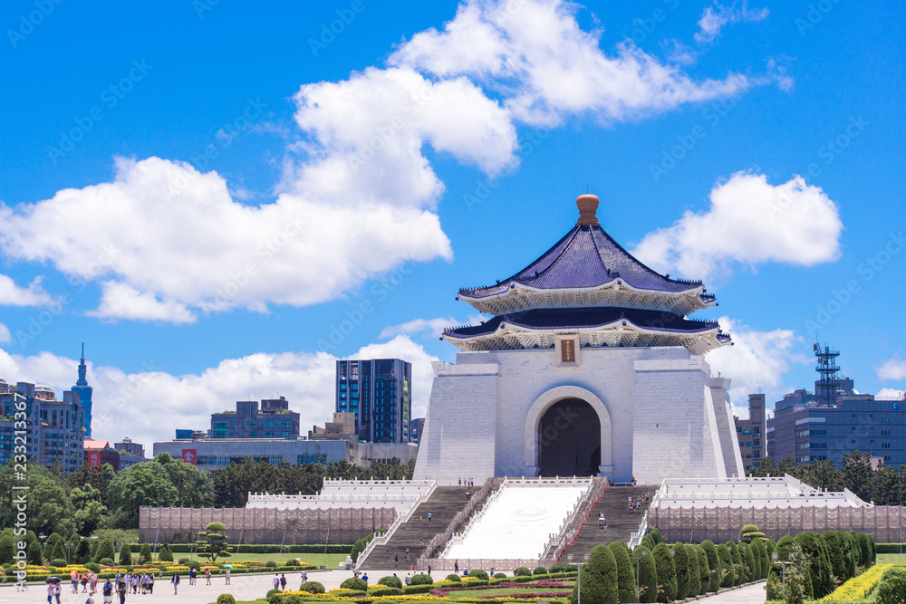 Obraz premium Doskonała wyprostowana pozycja w National Chiang Kai-shek Memorial (Hall Freedom Square), Taipei, Tajwan