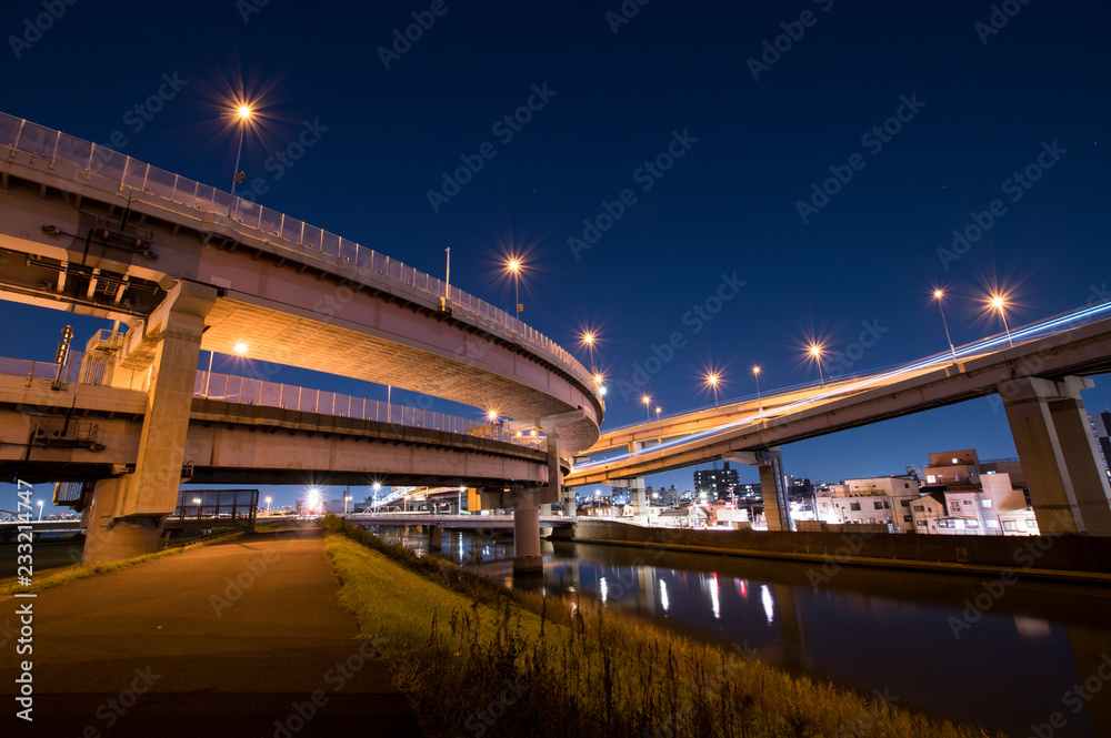 夜の高速道路