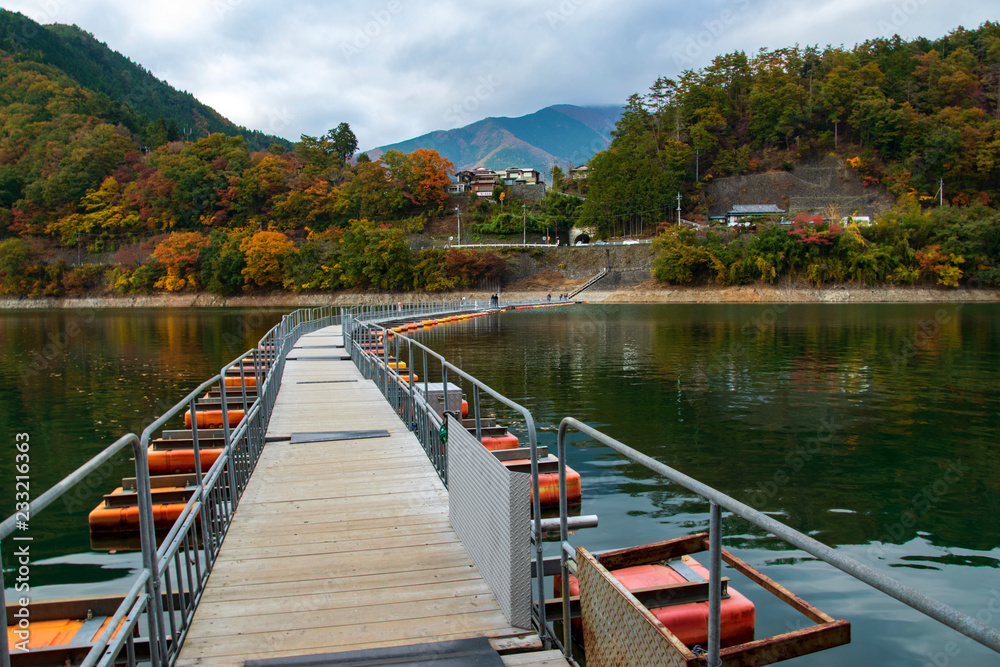 Naklejka premium 浮橋