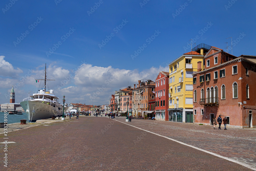 El colorido y pintoresco puerto de Venecia Italia