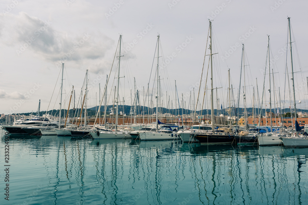 Fototapeta premium Segelboote liegen im Yachthafen von Palma