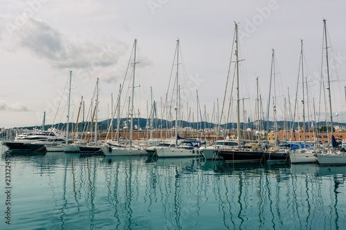 Segelboote liegen im Yachthafen von Palma