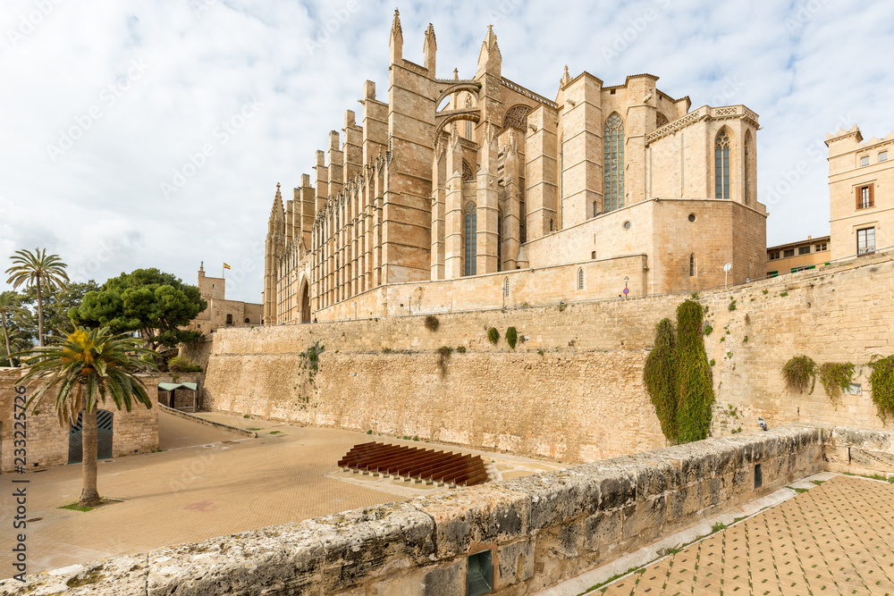 Gotische Kathedrale von Palma, La Seu, im Vordergrund eine riesige Terrasse