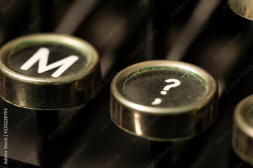 Alte mechanische Schreibmaschine, Tastatur und Brief mit Text Alte mechanische Schreibmaschine, Tastatur und Brief mit Text