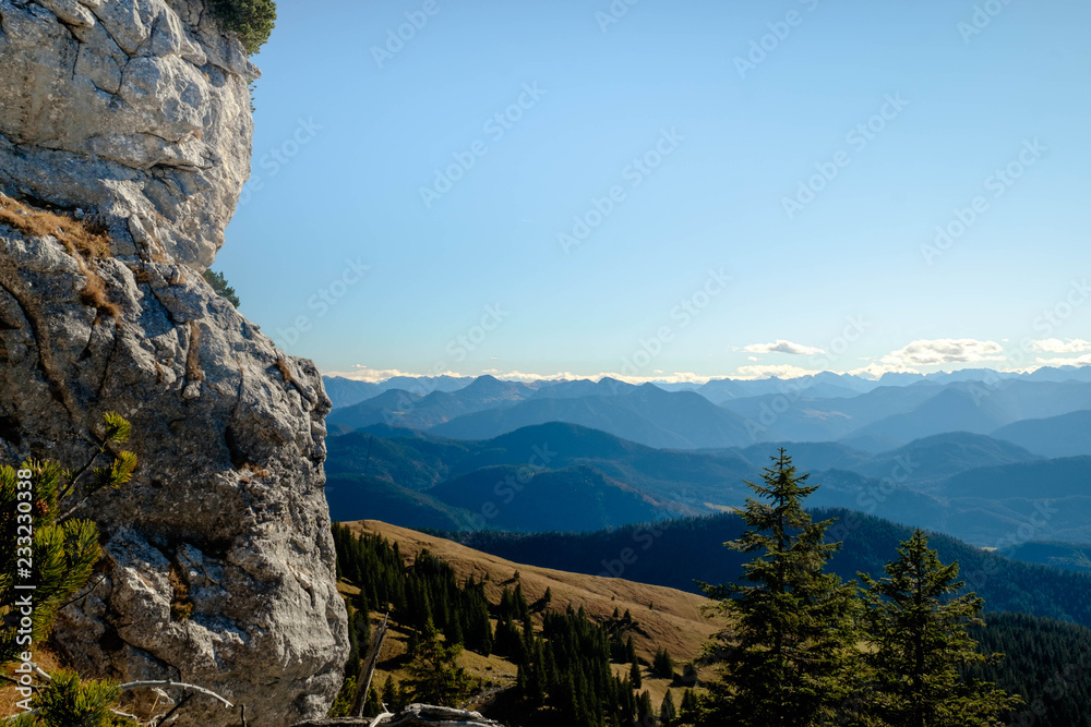 Alpenpanorama mit Fels