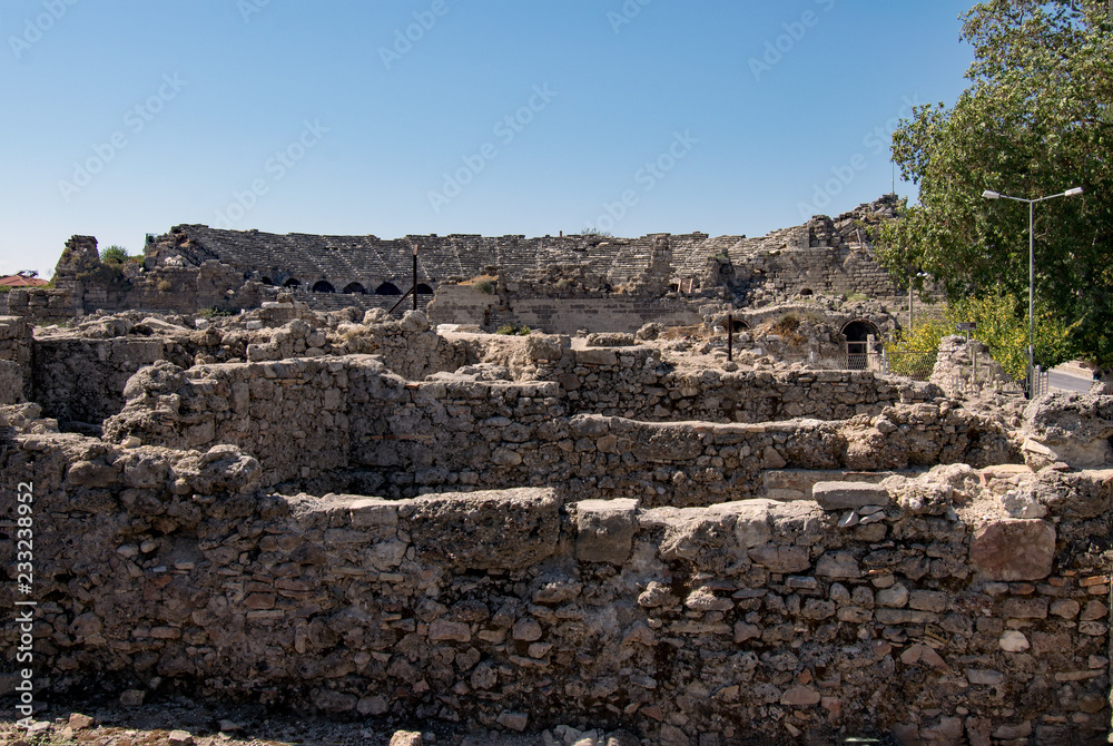 Blick über die Ruinen des antiken Side zum Amphitheater, Antalya Province, Türkei 