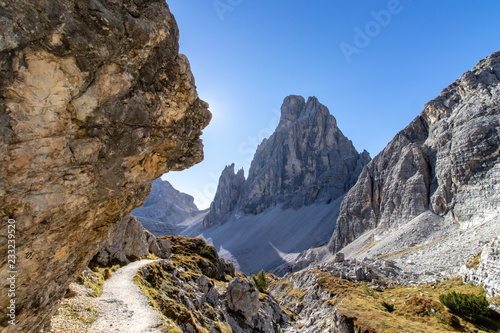 Mountain View with hiking trail in the European Alps, Tre Cime Nationalpark, Italy © Nils