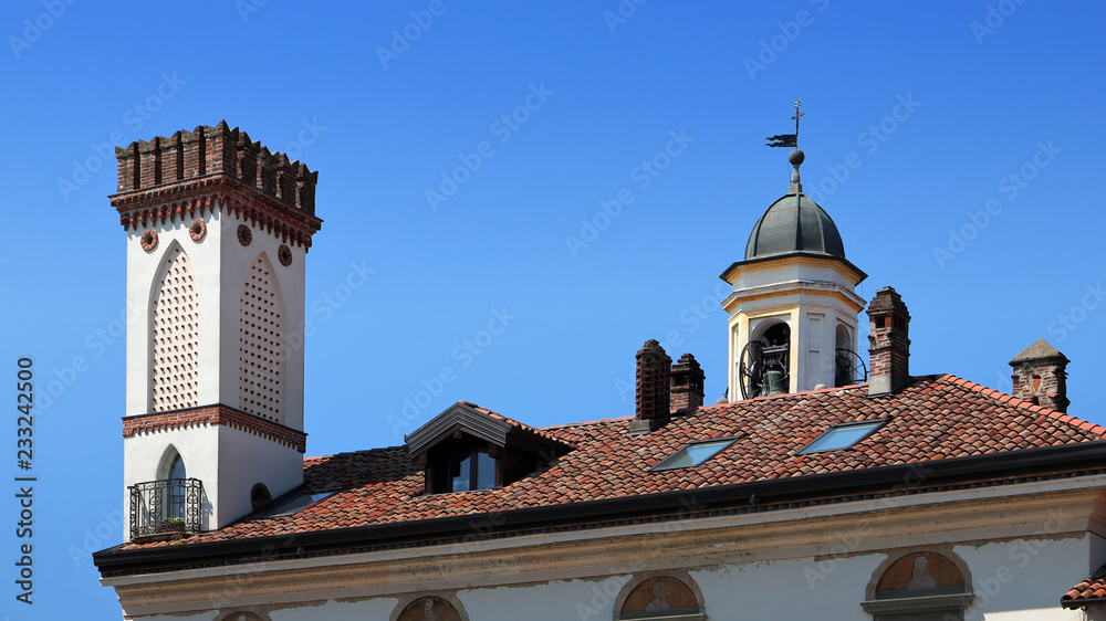tetto di casa con torre e campanile, house's roof con tower and bell tower, 