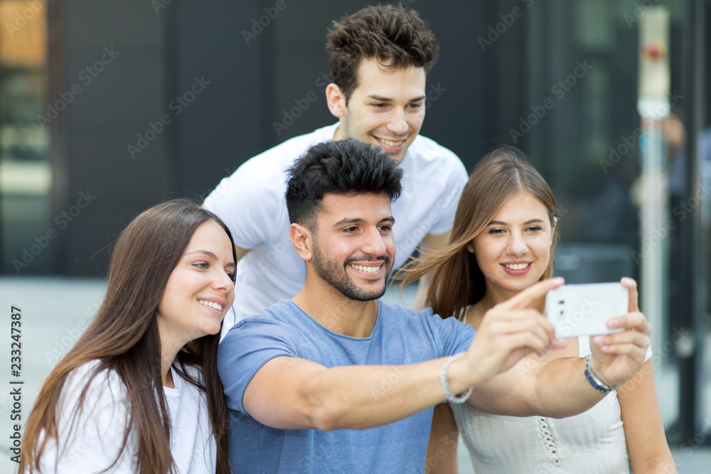 Obraz premium Group of friend taking a selfie picture together