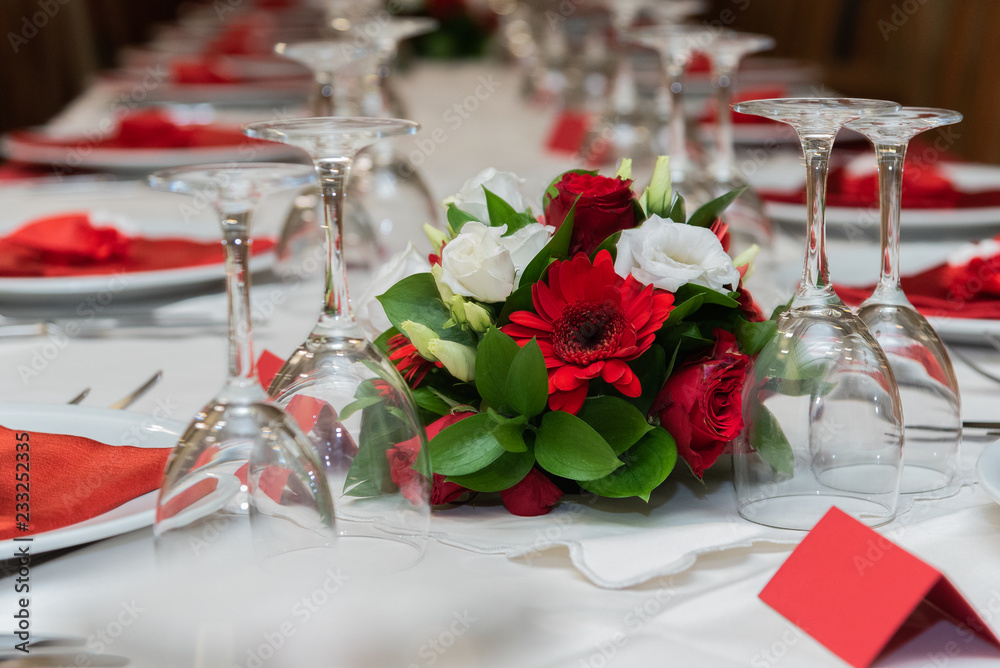 Foto Stock decorazione di fiori sul tavolo del ristorante per la festa di  laurea