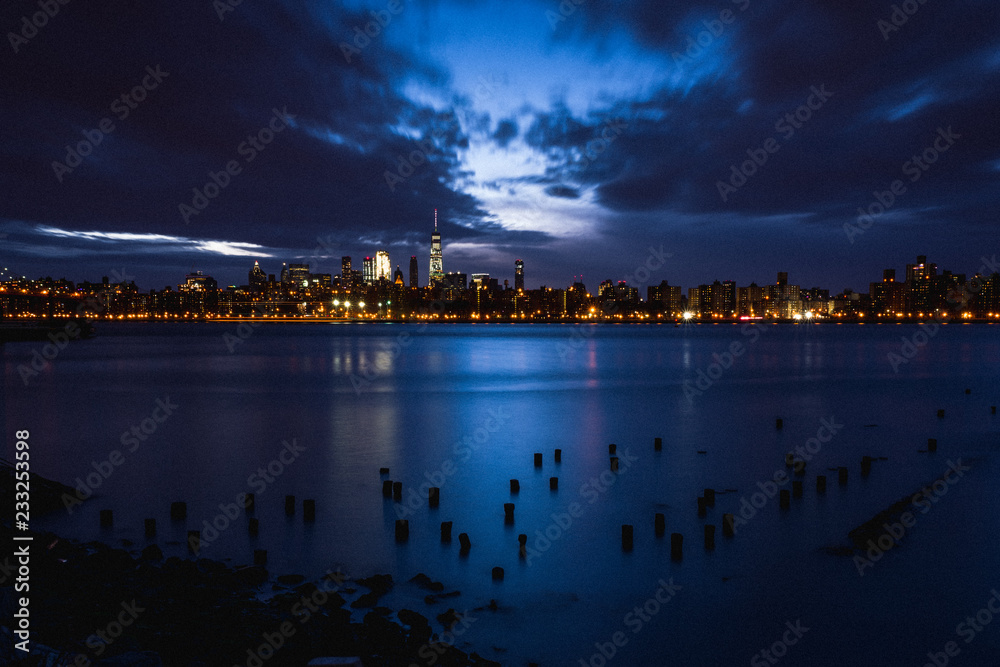 Fototapeta premium Manhattan Skyline at dusk