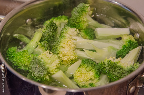 fresh broccoli boiling in a pot,  Broccoli kocht in dem Topf