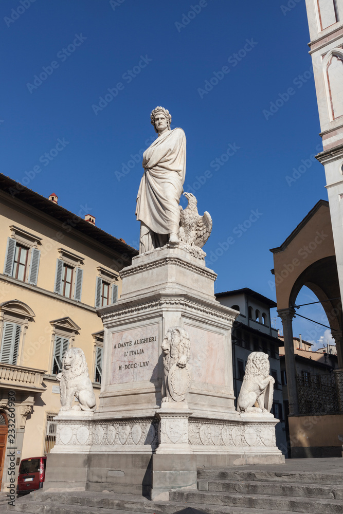 Памятник Данте на площади Святого Креста во Флоренции