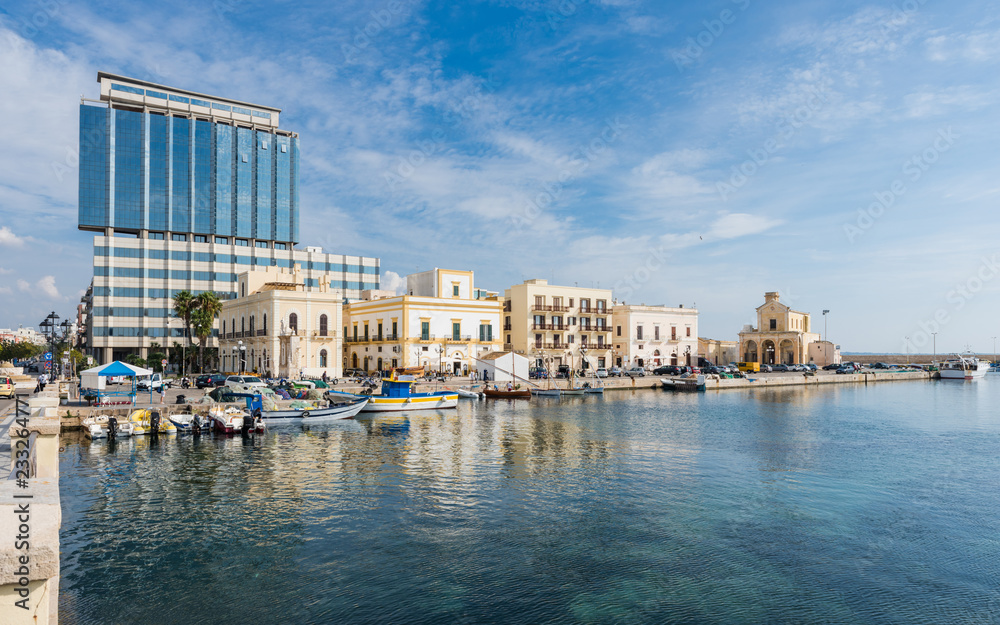 Gallipoli – Blick zur Neustadt und Fischerhafen; Apulien