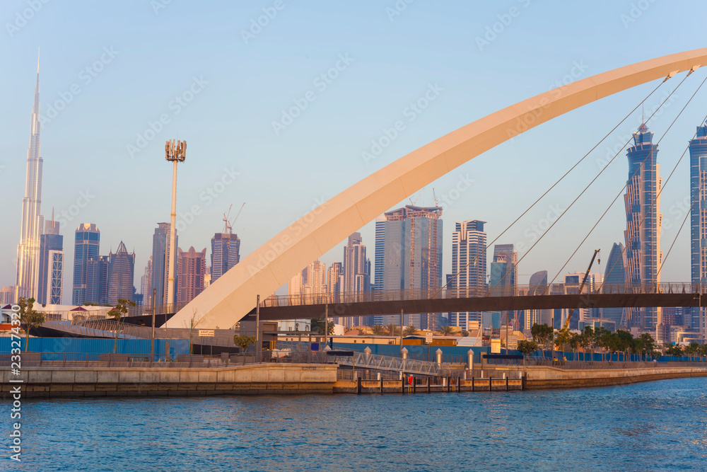 Fototapeta premium Panoramę Dubaju o zachodzie słońca. widok na most Tolerance