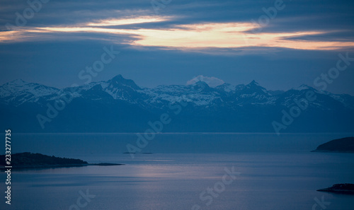 Fototapeta Naklejka Na Ścianę i Meble -  Dark Sunset Troms