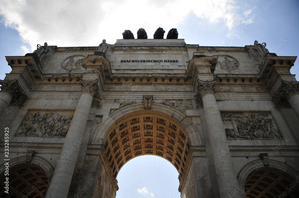 München Siegestor Blick von unten auf die Ornamente und Löwengespann