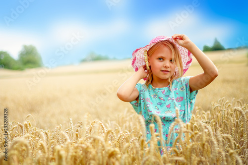 Ein Kind im Kornfeld