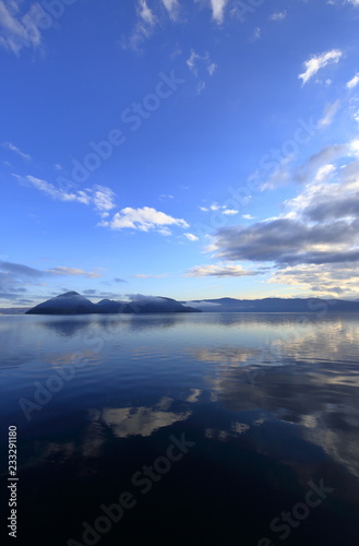 北海道、秋、早朝の洞爺湖の風景 ( Lake Toya in early morning in autumn, Hokkaido, Japan )