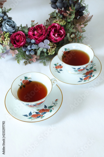 バラのリースと紅茶