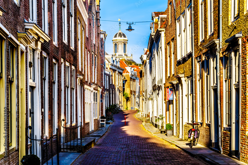 Φωτογραφία Sunset over Narrow Streets in the Historic City of Middelburg in Zeeland Provinc