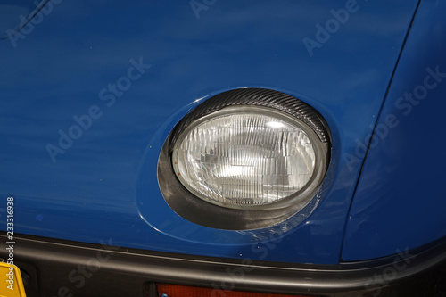 自動車のヘッドライト　Headlight of the old car   © norikko
