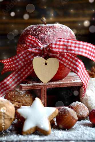 Weihnachten Apfel mit Herz ...